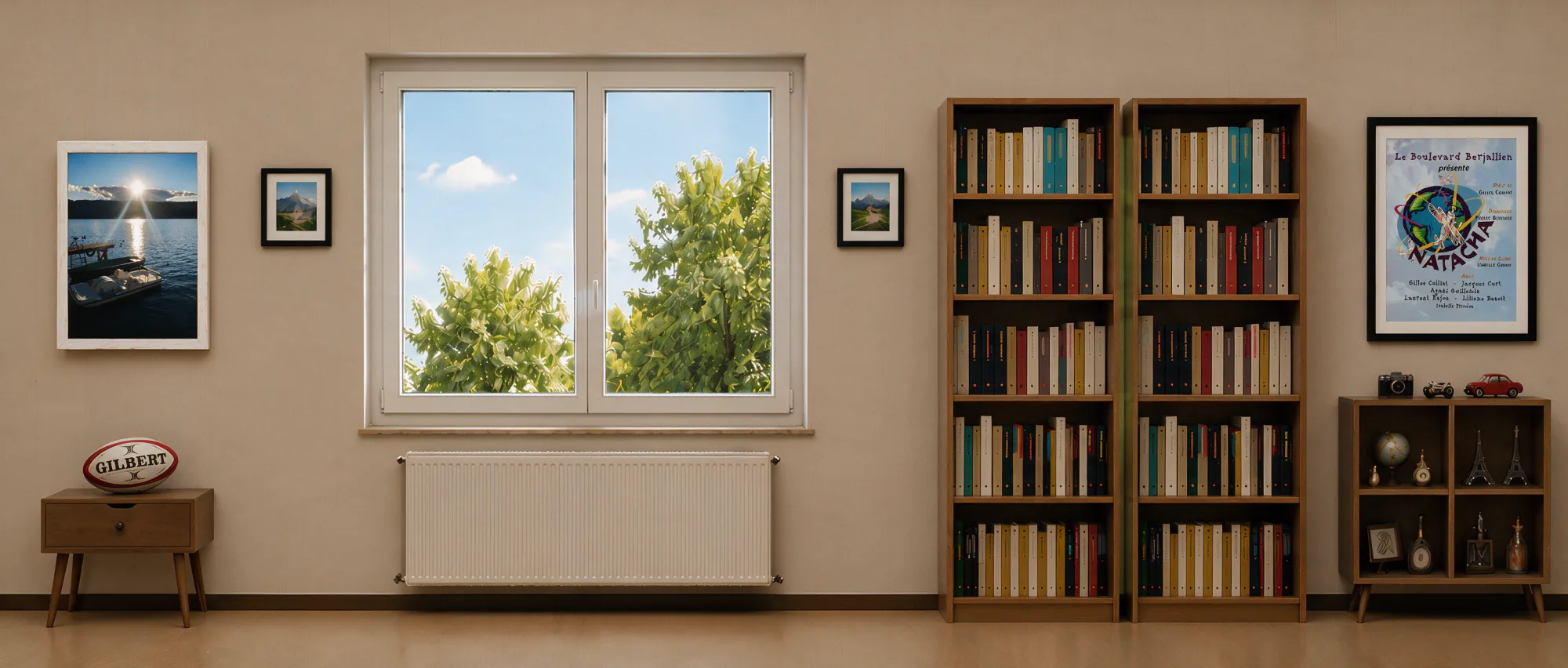 Le décor du spectacle : un salon aux murs clairs, une fenêtre qui donne sur un arbre en plein jour, deux bibliothèques pleines de livres, une affiche de théâtre encadrée et quelques souvenirs posés sur une étagère.