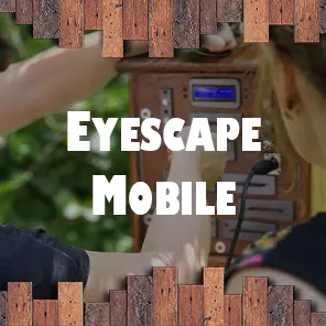 Deux personnes manipulent une balise de bois à écran, devant un fond de verdure. Le nom Eyescape Mobile est écrit par-dessus l'image.